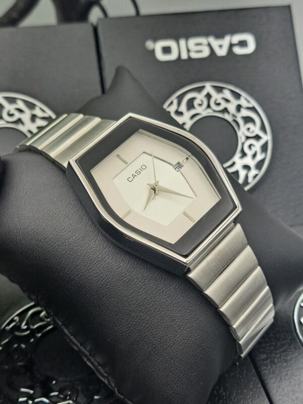 CASIO Analog Unisex Wristwatch – Classic Simplicity & Everyday Reliability - Image 3